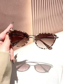 1 件豹纹猫眼时尚眼镜，金属镜腿和 PC 镜框，带几何铆钉，Y2K 配饰，返校季，混合材质，魅力四射，适合海滩派对/日常佩戴/度假旅行。猫眼形墨镜 - 彩色 - 查看 3