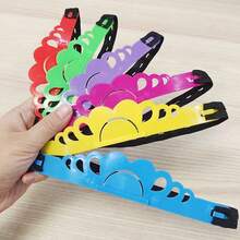 [1 zestaw - 2 szt./6 szt./61 szt.] - Regulowana kolorowa plastikowa opaska na głowę "Kim jestem", 6 kolorów, odpowiednia do odgrywania ról w klasie i na imprezach rodzinnych, akcesoria do gier zgadywanek, interaktywne narzędzia dydaktyczne, nauka liter, gra karciana, rekwizyty do odgrywania historii, nauka poprzez zabawę - Wielokolorowe - Zobacz 11