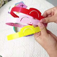 [1 zestaw - 2 szt./6 szt./61 szt.] - Regulowana kolorowa plastikowa opaska na głowę "Kim jestem", 6 kolorów, odpowiednia do odgrywania ról w klasie i na imprezach rodzinnych, akcesoria do gier zgadywanek, interaktywne narzędzia dydaktyczne, nauka liter, gra karciana, rekwizyty do odgrywania historii, nauka poprzez zabawę - Wielokolorowe - Zobacz 13