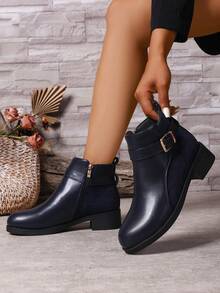 Giày bốt nữ mùa thu/đông màu trơn kết hợp da và lông cừu, thiết kế khóa kéo bên hông, thích hợp để đi làm, tụ tập, có thể kết hợp với áo khoác và váy, đa năng, đế phẳng thoải mái, lớp lót thoáng khí, đế ngoài dễ chăm sóc, bốt cổ ngắn thời trang kiểu Anh, bốt dành cho nữ - Màu xanh hải quân - Xem 3