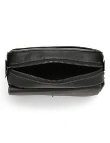 bolsa  Letras    Piel Genuina    RFID    bolsa  verano  La bolsa Coach de piel negra es una pieza sofisticada y atemporal que combina la calidad inigualable de Coach con un diseño elegante y versátil. Hecha de piel de alta calidad, la bolsa presenta un acabado suave al tacto y una textura que refleja la atención al detalle de la marca. Los detalles en cuero complementan perfectamente el diseño, desde las asas hasta los bordes, ofreciendo tanto durabilidad como un toque de lujo discreto. En el interior, la bolsa se adorna con el patrón característico de Coach, un diseño icónico que recubre toda la tela, dando un aire de exclusividad y refinamiento. Con un amplio espacio y múltiples compartimentos, esta bolsa es perfecta para quienes buscan una opción funcional y estilosa para el día a día. Ya sea para un look casual o algo más formal, esta bolsa negra se adapta a cualquier ocasión, proporcionando elegancia y sofisticación en cada detalle. - Negro - Ver 3