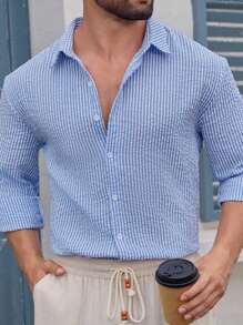 Chemise décontractée et à la mode pour hommes, en tissu texturé à rayures, douce et confortable. Convient pour la maison, les déplacements ou le port extérieur. Style polyvalent, élégant et minimaliste.