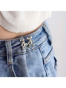 多色泰迪熊金属丝扣牛仔裤，腰部可调节，裤腰纽扣有白色、黑色、金色和银色可选。适合女性收紧腰部，打造纤细身形，提升腰线美感。可搭配牛仔裤，或作为节日、派对和家庭聚会的装饰品。 - 彩色 - 查看 6