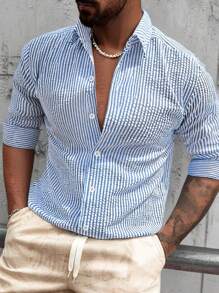Chemise décontractée et à la mode pour hommes, en tissu texturé à rayures, douce et confortable. Convient pour la maison, les déplacements ou le port extérieur. Style polyvalent, élégant et minimaliste.