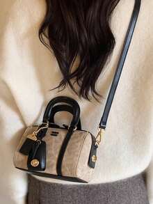 Chiếc túi xách nữ thời trang mới này có hình dáng như chiếc gối, màu nâu mocha hơi mềm mại, được làm từ chất liệu PU, có dây đeo vai có thể tháo rời, cùng với các chi tiết trang trí bằng kim loại và nhãn hiệu. Đây là một chiếc túi xách tay và túi đeo vai/đeo chéo thanh lịch dành cho nữ, mang đến cảm giác cao cấp, phù hợp cho việc đi làm, tụ họp và mua sắm. - Màu Khaki - Xem 3