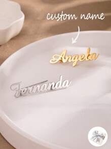 1 Stück personalisierter Namensschild Anstecker, individualisierter Namensaufkleber Pin, minimalistischer Anstecker, Buchstabenkombination Revers Pin, Brautjungfer Geschenk, Geburtstags Weihnachtsgeschenk, Geschenk für Freundin