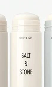 Desodorante SALT & STONE | Desodorante natural extra fuerte para mujeres y hombres | Sin aluminio con extractos de algas marinas, manteca de karité y probióticos (Rosa negra y oud - 26 fl oz)