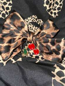 时尚豹纹蝴蝶结心形钥匙扣，配樱桃吊坠，可作包包挂饰或装饰品，豹纹蝴蝶结，心形弹簧扣，樱桃吊坠，可挂在包包或裤子上。