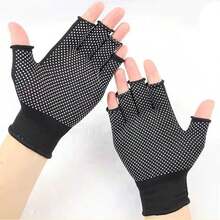 A Pair Of Sports, Cycling, Fitness Half-Finger Gloves, Rock Climbing, Mountain Climbing And Outdoor Fitness Gloves