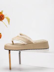 Sandali infradito con tacco a zeppa, fondo spesso e frange per donne. Stile casual boho, comodi, in stile piattaforma. Ciabatte da spiaggia antiscivolo, colore albicocca