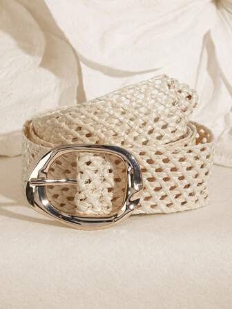 1 modieuze jurk in Boheemse stijl met geweven riem met geometrische onregelmatige gespen en jeans. Herfst, herfst, Halloween