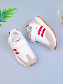 1 双儿童百搭新款舒适软底户外休闲厚底运动鞋，适合户外、度假、上学、四季