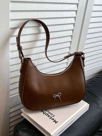 Un sac à épaule couleur unie mode nouvelle pour femmes, sac croissant de lune avec décoration en métal en forme de nœud assorti, sac sous le bras décontracté pour la rue, convient aux jeunes filles, pour le shopping, le travail, les trajets quotidiens