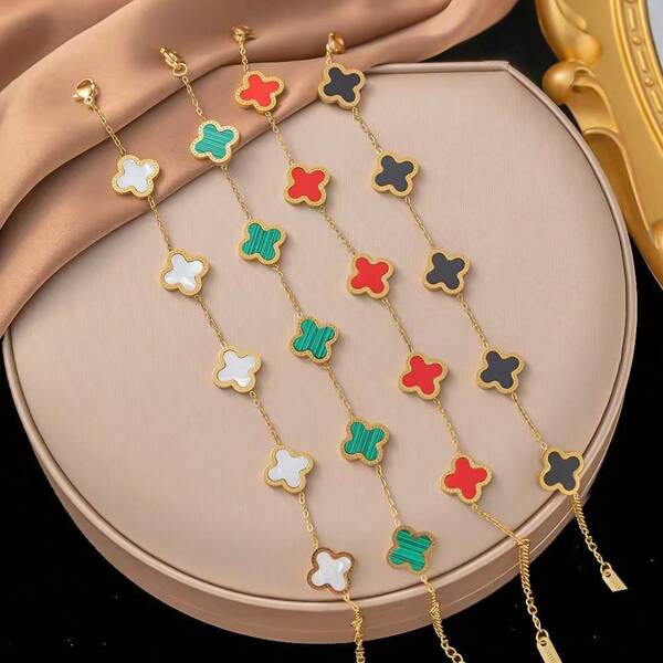 Un conjunto de dos pulseras elegantes y personalizadas de acero inoxidable para mujeres con forma de trébol de cuatro hojas. Adecuadas para uso diario, así como para parejas, eventos nocturnos, fiestas y como regalo.