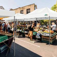 hoteel Pabellón plegable de 3 x 4,5 pulgadas, impermeable, estable y resistente al invierno con 4 paredes laterales, carpa para fiestas, pabellón de jardín con techo inclinado, plegable para exteriores, con protección UV, carpas para acampar, fiestas, mercados y eventos comerciales.