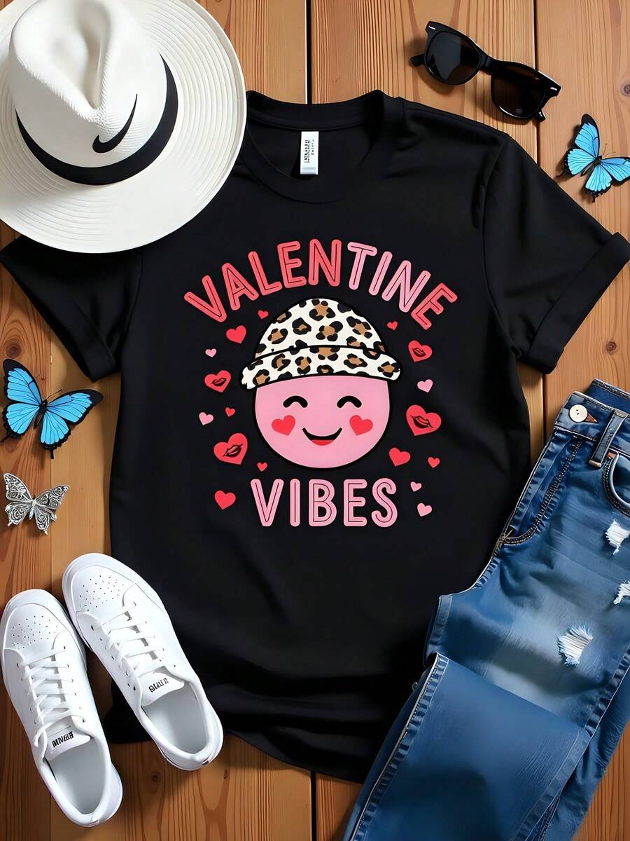Camiseta Negra de Algodón 180g con Estampado Emoticono Sombrero Leopardo "Valentine Vibes" para Mujer, Cuello Redondo, Manga Corta, Ideal para San Valentín, Moda Casual Femenina, Look Juvenil y Moderno, Ropa Cómoda y Ligera para cualquier Estación. - Negro - Ver 1