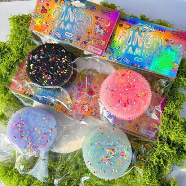 1pc Realistic Cream-Filled Cookie Squeeze Toy, Strawberry, Mint, Chocolate Flavored Stress Relief Sensory Fidget Toy, Unique Gift