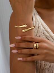 2-delat set (1 armband och 1 ring): Snyggt öppet asymmetriskt armband med dubbel vattendroppe och elegant geometrisk vattendroppe i vintage-guld. Delikat, söt och elegant stil med enkel och retro design. Europeisk och amerikansk stil, exklusiv känsla. Perfekt för vardagsbruk, arbete, möten, fester, romantiska dejter, fotograferingar, affärsförhandlingar eller andra eleganta tillfällen, strand, semester, sommarsmyckeset.