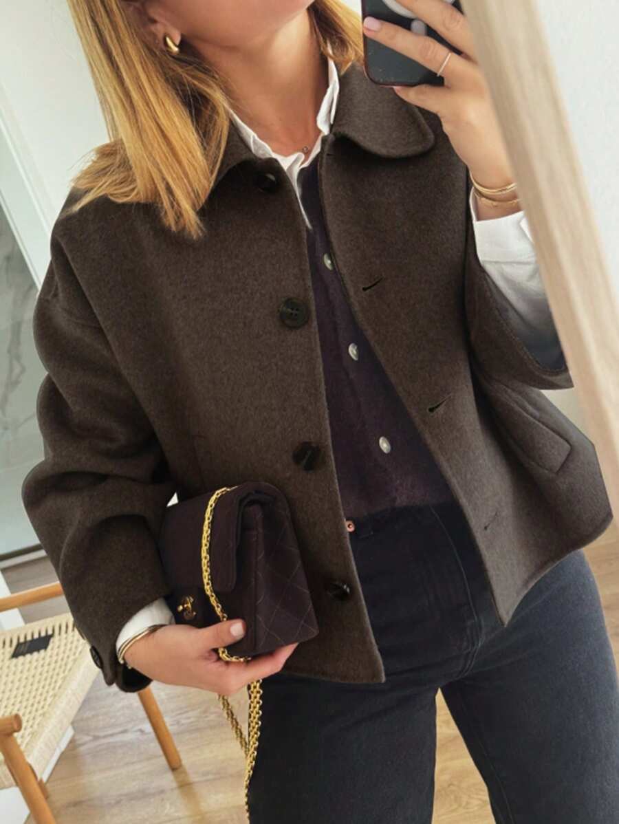 这款复古优雅的女士夹克采用欧美风格和宽松版型法式设计，时尚休闲，是一款百搭的女士长袖单排扣羊毛短外套