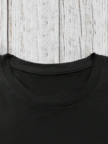 Camiseta de Mujer con Estampado Gráfico de  - Camiseta Casual de Manga Corta con Cuello Redondo Blanca con Letras Negritas y Diseño de Foto en Blanco y Negro, Lavable a Máquina, Top de Ropa de Calle para el Día a Día, Camisetas para Damas, Ropa para Fanáticos de la Música, Camiseta con Temática Musical, Camiseta de Ajuste Cómodo - Negro - Ver 5