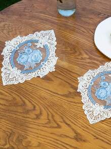 2 Stück Retro Bestickter Spitzen Untersetzer - Nordischer Stil Dreidimensional Bestickter Rose Untersetzer, 100% Polyesterfaser, hitzebeständend, dekorative Tischdecke, geeignet für Heim-Küchen-Dekoration und Foto-Hintergrund, Fotografie-Requisiten, Applikations-Accessoires DIY.