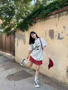 100% Cotton Women's T-Shirt, Short Sleeves, New For Summer 2025, Cute Panda Illustration, Simple And Stylish, Panda Eating Bamboo On White Background, Casual, Crew Neck - 淺灰色 - 查看 1