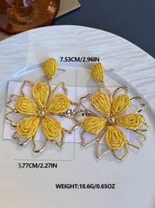 Brincos de Flor Trançada Amarela Fresca de Verão, Brincos de Design Único com Pétalas Vazadas de Metal para Mulheres