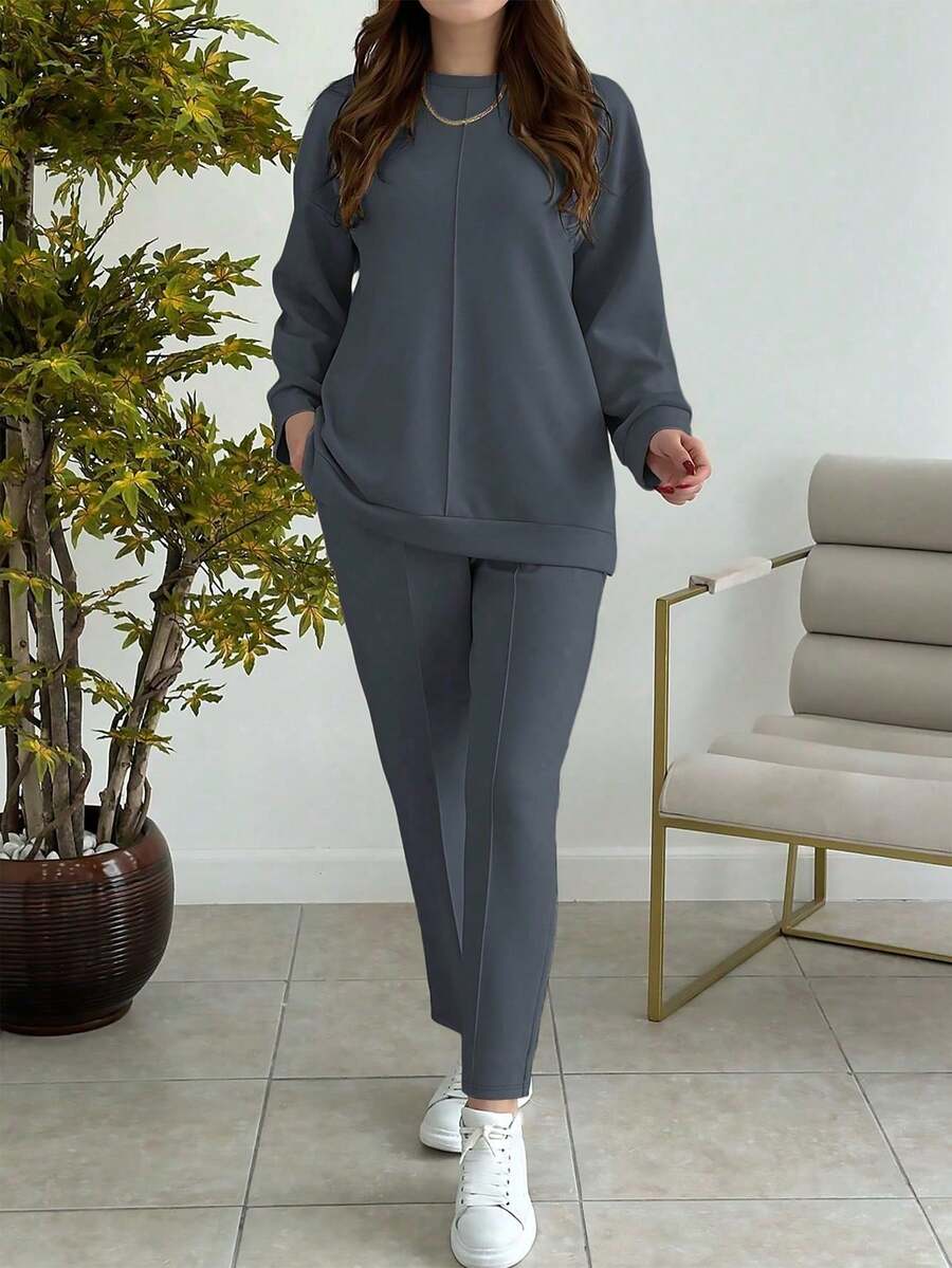 Maglietta casual a girocollo a maniche lunghe, tinta unita e minimalista, adatta per donna. Abbinata a una maglietta casual a girocollo a maniche lunghe, tinta unita e minimalista, adatta per donna. Adatta per primavera e autunno, leggera, leggermente elastica, in morbido tessuto di poliestere. - Grigio - Visualizzare 1