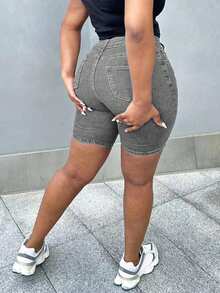 Quần short denim nữ mùa hè dáng ôm, co giãn, rách nhẹ, trang trí họa tiết râu mèo, phù hợp với dáng người đầy đặn, lý tưởng cho kỳ nghỉ, bãi biển, buổi hòa nhạc, lễ hội để khoe phong cách denim. - Màu Xám nhạt - Xem 5