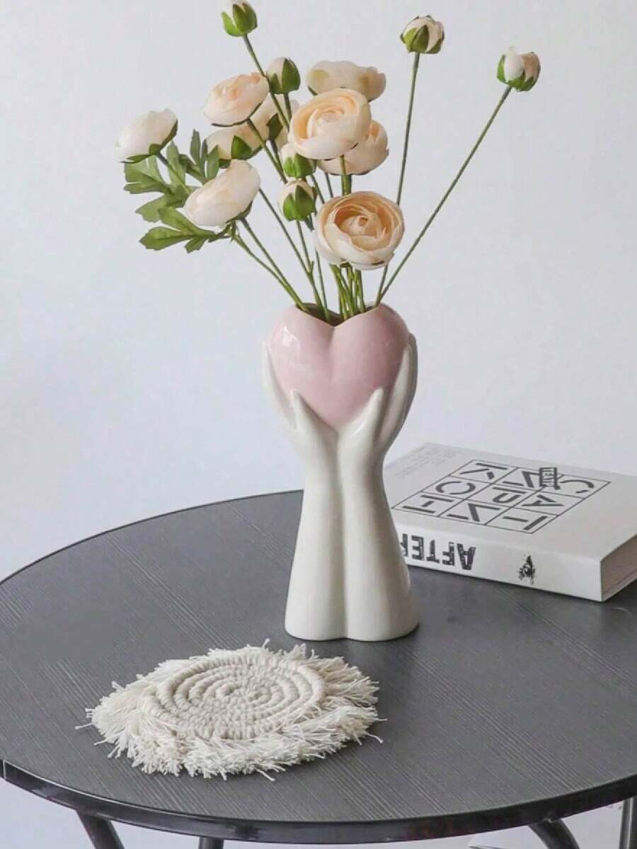 1个心形装饰花瓶 - 非常适合婚礼和家居装饰，可用作客厅、卧室、咖啡桌的圆形中心装饰品，也是生日、毕业等场合的最佳礼物。（购买时请注意尺寸） - 新款捧心花瓶 - 查看 1