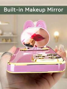 这款奢华电镀手机壳配有创意可爱猫咪支架和内置化妆镜，采用时尚硅胶材质，防震耐用，兼容 16/15/14/13/12/11/X/XS/XR/8/7 Plus/Pro Max、Galaxy S25/S24/S23/S22/S21/Note 20/A55/A54/A53/A52/A35/A34/A23/A16/A15/A14/A13/A12/A05S/FE/Ultra 4G/5G、Redmi Note 13 Pro、Infinix Hot 40i/Smart 8/Spark/GO 2024、OPPO Reno、VIVO、MOTO Honor 等机型。