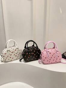 这款新款女士手提包可爱迷人，采用通体印花设计。单肩背设计和拉链封口，非常适合年轻女孩在度假、购物或拍照时携带。它也是节日送礼的绝佳选择。包包尺寸为20*14*7厘米，可容纳钱包和手机。这是一款备受好评的品牌包。 - 彩色 - 查看 2