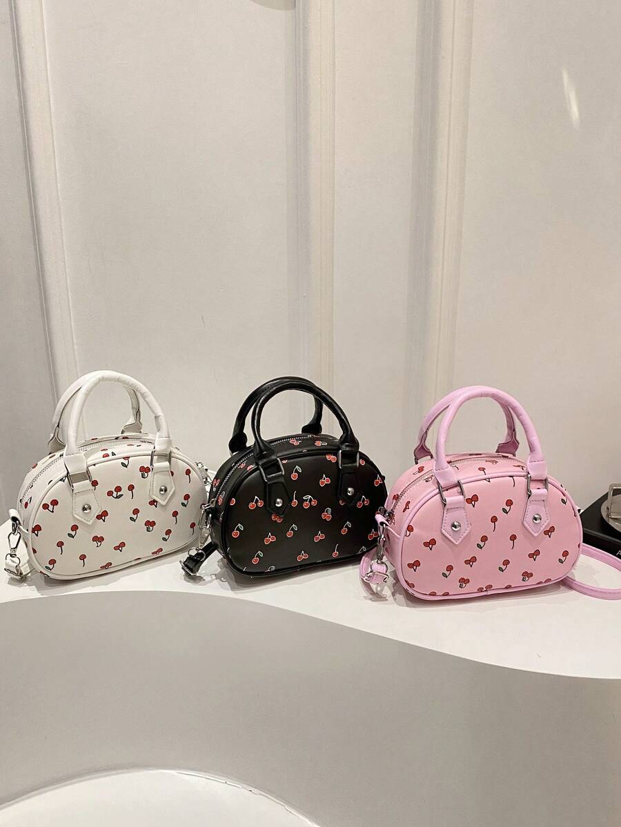 这款新款女士手提包可爱迷人，采用通体印花设计。单肩背设计和拉链封口，非常适合年轻女孩在度假、购物或拍照时携带。它也是节日送礼的绝佳选择。包包尺寸为20*14*7厘米，可容纳钱包和手机。这是一款备受好评的品牌包。