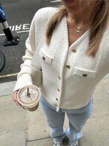 Cardigan tricotat cu mânecă lungă, cu decolteu în V și nasturi în față, model elegant și minimalist, model alb, top de primăvară