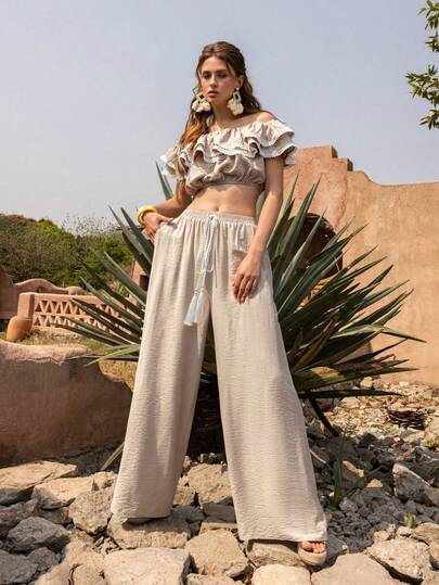 Faeriesty Conjunto distintivo BohoBloom de 2 piezas: Blusa corta con hombros descubiertos y volantes + Pantalones anchos y fluidos con decoración de flecos en la cintura, adecuado para vacaciones en la playa, festivales de música de verano, salidas casuales, viajes de fin de semana, fácil de crear looks bohemio-chic