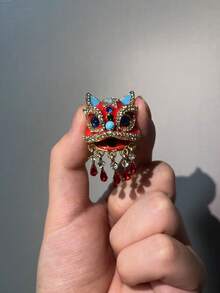 优雅的红狮舞胸针，带水晶装饰 - 中国风设计，适合女士学校办公室配饰衬衫夹克珠宝圣诞节万圣节衣服别针有趣可爱的教师礼物服装配饰包饰