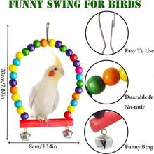 Juguetes para pájaros como periquitos y cacatúas, campana colgante de madera natural, hamaca, escalera, perchas de madera, espejo y juguete para masticar para agapornis, periquitos, loros en un set de accesorios y campana de color aleatorio
