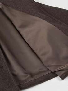 这款复古优雅的女士夹克采用欧美风格和宽松版型法式设计，时尚休闲，是一款百搭的女士长袖单排扣羊毛短外套