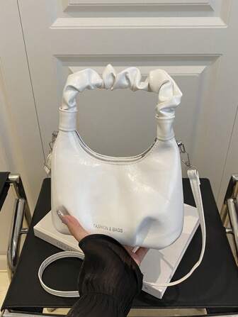 Un nouveau sac à main plissé polyvalent à la mode pour femmes, avec fermeture éclair et décorations monogrammes. Sangle d'épaule réglable, un sac d'épaule casual, convient pour les jeunes filles, le shopping, les déplacements, les voyages, très adapté à l'usage quotidien des femmes.