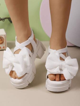 Sandalias planas de moda para niñas, con decoración de mariposa dulce y adorable, suela gruesa, adecuadas para juegos al aire libre y vacaciones, nuevo modelo de verano