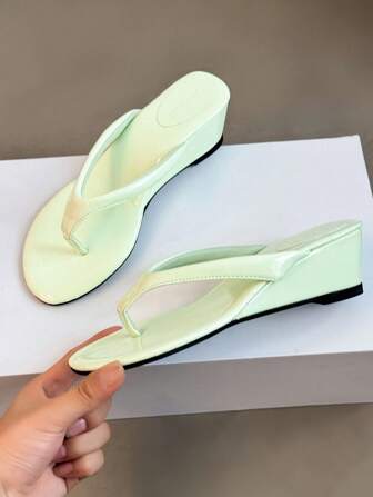 女士时尚厚底人字拖，坡跟，豹纹，适合搭配2025年夏季连衣裙