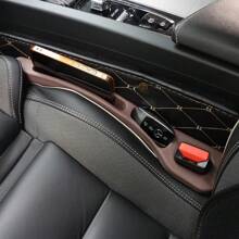 2-częściowy organizer do przestrzeni między siedzeniami, worek do przechowywania w przestrzeni między siedzeniami, organizer do konsoli, dekoracja wnętrza, akcesoria samochodowe. Produkt wykonany jest z pianki EVA, która jest trwała, lekka i można ją skręcać bez odkształceń. Podczas używania produktu należy włożyć koniec z otworem w klamrę pasa bezpieczeństwa i docisnąć.