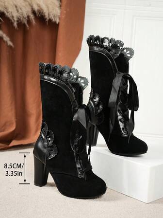 Höst/vinter damstövlar med gotisk inspiration, svarta westernstövlar, med utsvängda kanter och snördetaljer i band. Lyxiga, moderiktiga ridstövlar med grov klack för casual, utomhus, semester, retro europeisk och amerikansk chic. Rekommenderas av influencers på sociala medier.