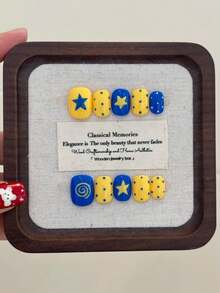 Neuer Sommer 10 Stücke kurzes quadratisches niedliches, buntes, handbemaltes Set mit Punkten und fünfzackigen Sternen für Kinder und Spielspaß. Sehr geeignet für den täglichen Trage an Partys und Tanzveranstaltungen. Damen und Mädchen können es einfach aufkleben. Wiederverwend-bar und inkl. 1 Flasche Klebegel und 1 Nagelfeile.