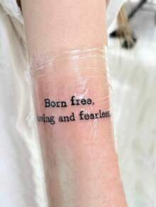 1 件时尚简约防水防汗临时纹身，带有英文短语“生而自由，爱无畏”，持续 1-3 天 - 黑色 - 查看 4