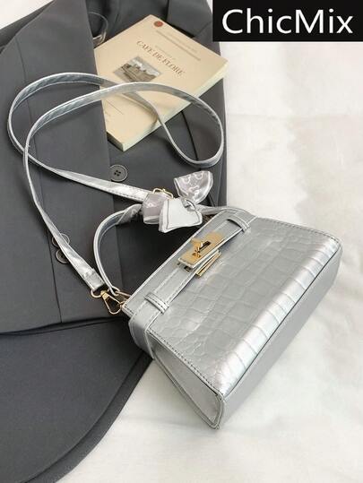 กระเป๋าสะพายข้างลายตารางหมากรุกสีพื้นแฟชั่นใหม่, กระเป๋าสะพายไหล่หัวเข็มขัดฮาร์ดแวร์คลาสสิก, กระเป๋าถือสตรีตกแต่งผ้าพันคอไหมอเนกประสงค์และเรียบง่าย, เหมาะสำหรับการช้อปปิ้ง, กระเป๋าสตางค์, ช้อปปิ้ง, สตรีวัยรุ่น, นักศึกษามหาวิทยาลัย, ผู้มาใหม่, และพนักงานออฟฟิศ. เหมาะมากสำหรับสำนักงาน, มหาวิทยาลัย, ที่ทำงาน, ธุรกิจ, การเดินทาง, กิจกรรมกลางแจ้ง, การเดินทาง, และการออกนอกบ้าน