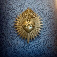 1 pezzo Decorazione da parete a forma di cuore sacro gotico - Decorazione domestica religiosa con bagliore dorato, ornamento appeso in resina cattolico, adatto per chiesa, soggiorno, Natale, Pasqua, Ognissanti, matrimonio - Elegante regalo decorativo per la chiesa (Nessuna elettricità necessaria), realizzato con cura, scelta perfetta per il Ringraziamento