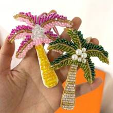 椰子树包吊坠、串珠椰子树、人造珍珠和果实累累的椰子树象征着毅力/顽强的生命力，手工串珠热带棕榈树钥匙扣 - 充满活力的绿色和粉红色 DIY 棕榈树饰物，带有白色花朵装饰，波西米亚风棕榈树饰物包和服装背包配饰，适合女性和男性