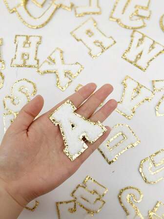 26 stycken A-Ö alfabetsmärken, guldfärgade, avskalbara, påsydda 3D-broderimönster, lämpliga för hattar, jeans, kläder, väskor, gör-det-själv-pyssel, modedekorationer, smyckesaskar, förvaringslådor, telefonskal.