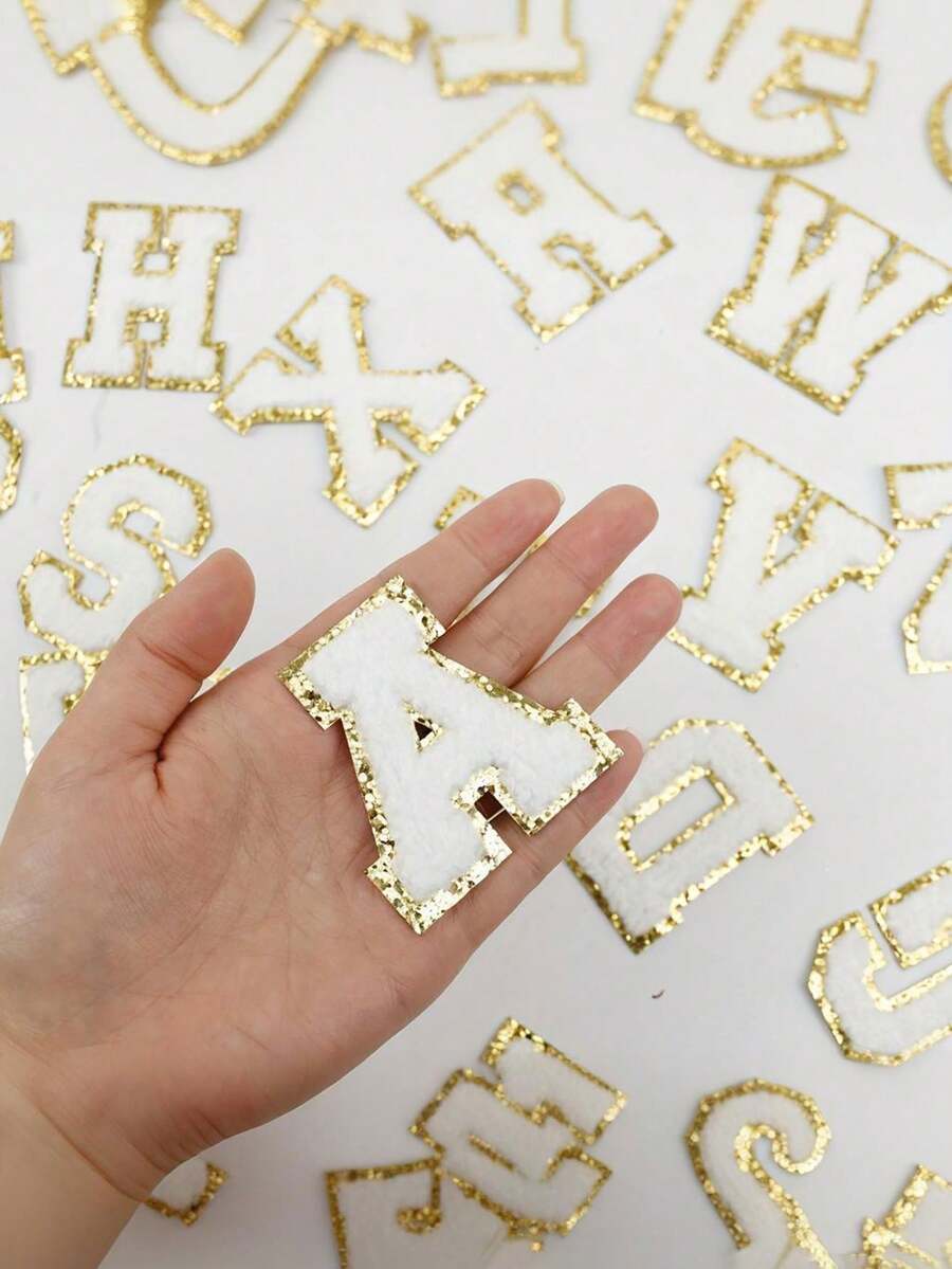 26个A-Z字母贴片，金色，可移除缝制3D刺绣字母贴纸，适用于帽子、牛仔裤、衣服、包包、DIY工艺品、时尚装饰、珠宝盒、收纳盒、手机壳等。